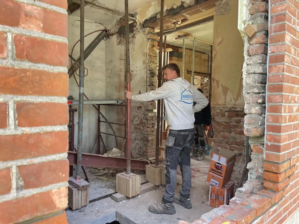 Gestutte muuropening tijdens renovatiewerken