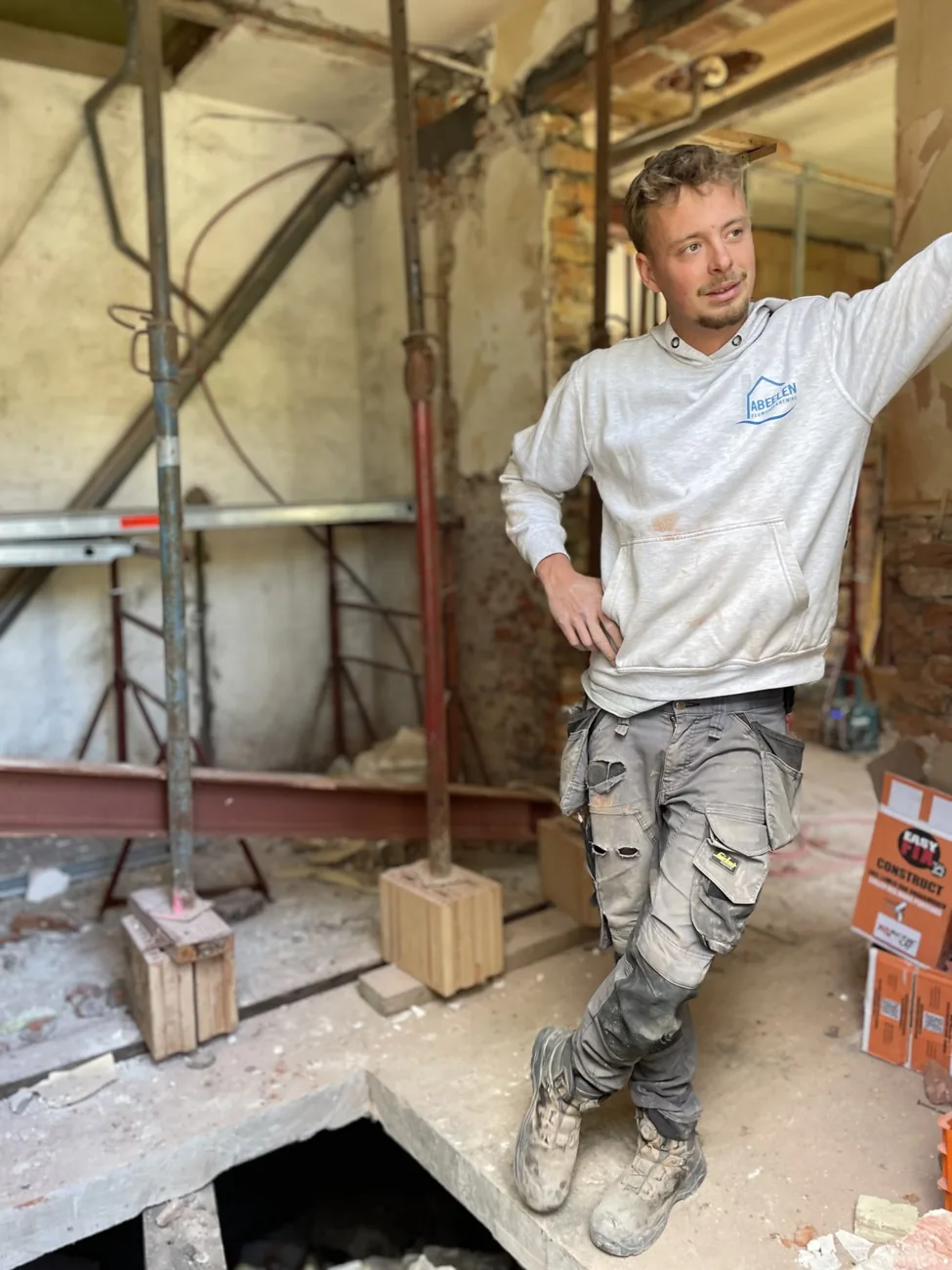 De vakman van Abeelen Bouwonderneming op een renovatiewerf
